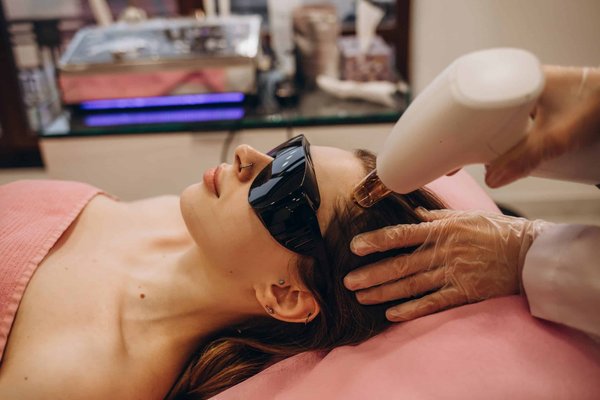 Quels enrichissements sensoriels sont adaptés pour un chat bengal en intérieur?